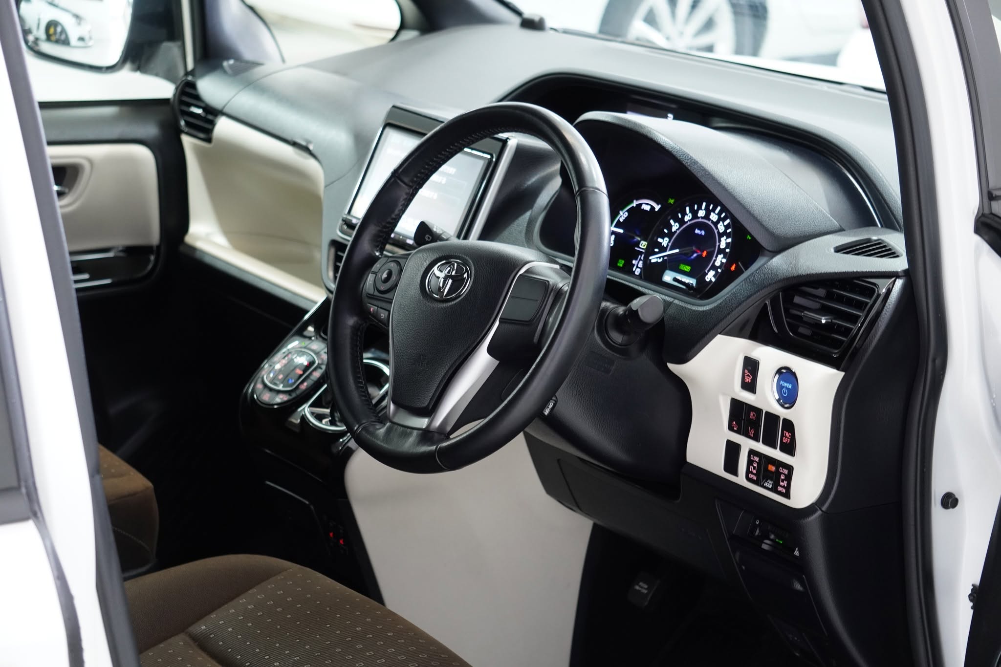 2017 Toyota Noah Hybrid