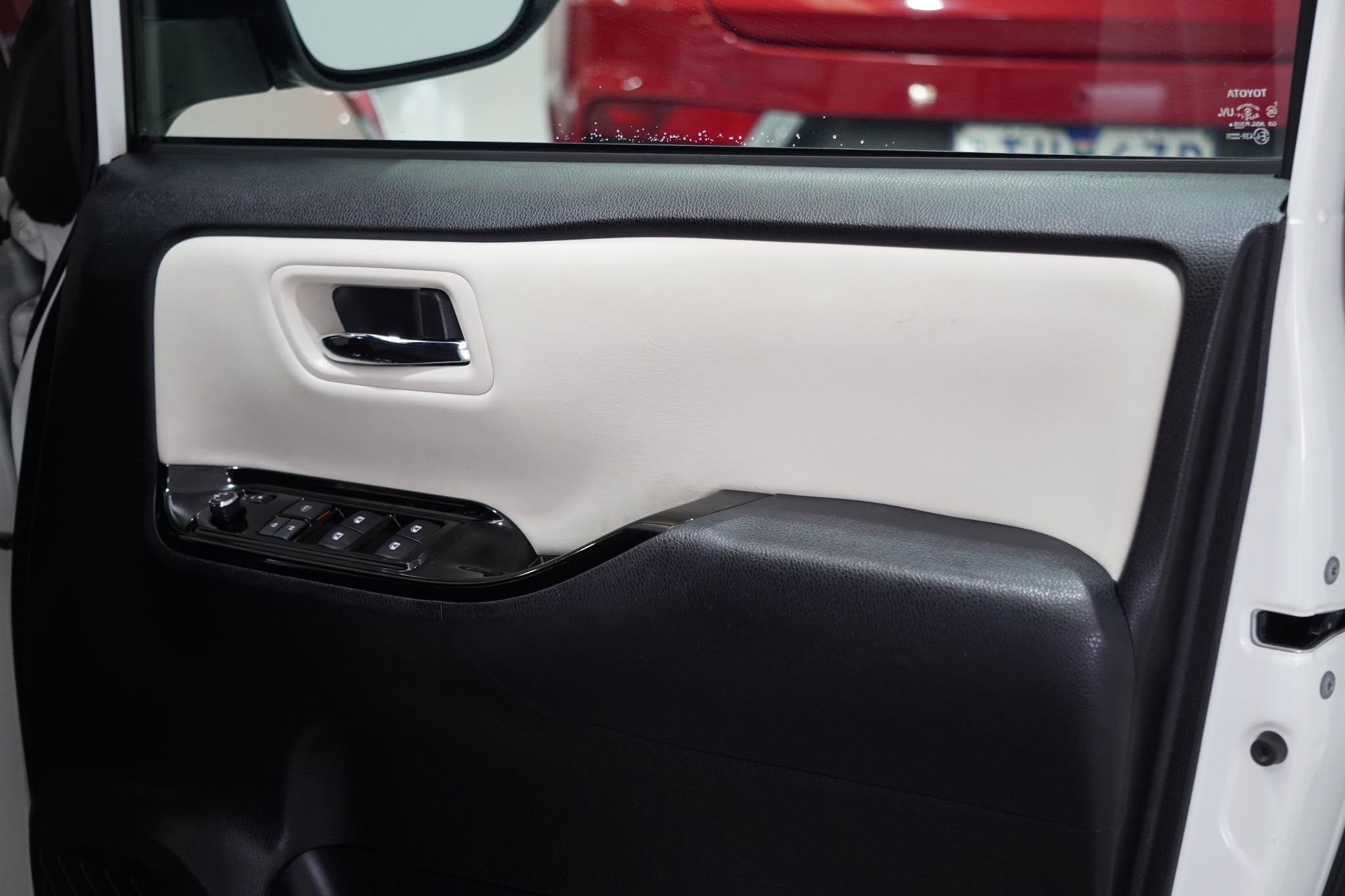 2017 Toyota Noah Hybrid